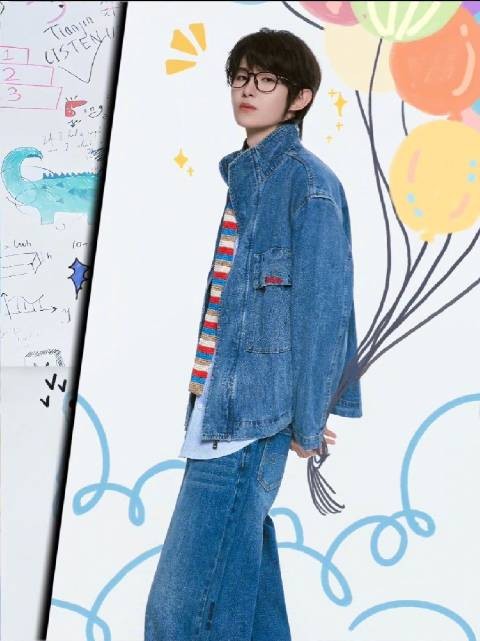 一诺KPL八周年赛场见，条纹领带眼镜造型吸睛