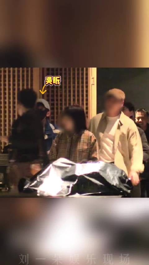 吴昕携男友郑凯与何炅李维嘉聚餐，何炅比心告别