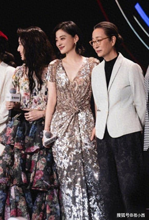 梅婷脱离微胖圈后剪了齐肩短发，让50岁的她，美得如此惊艳、高级