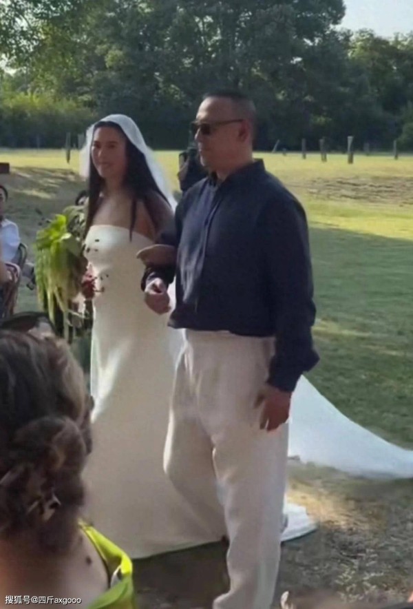 姜文女儿姜一郎宣布怀孕，卫生间晒孕肚照，去年8月才在法国结婚