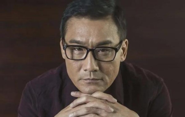 为何香港人对大陆人有偏见？梁家辉一句话曝真相，自身经历成典型