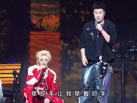 鹿晗被邓超逗笑眼角现细纹