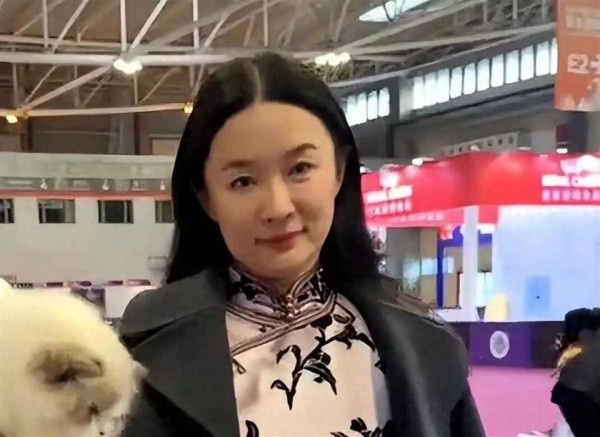 46岁霍思燕现身山东，穿旗袍身材臃肿走样，脸部泛油光尽显沧桑