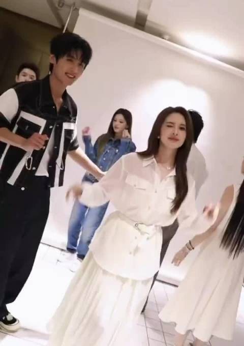 张予曦尚雯婕李佳琦等现身合伙人看片会