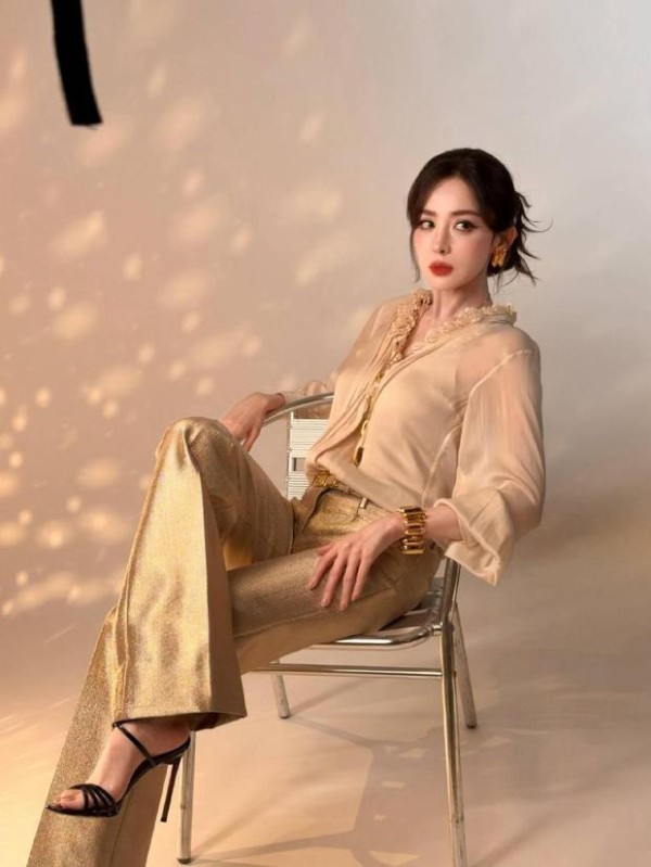 娜扎穿金色蕾丝领上衣，五官精致优雅迷人