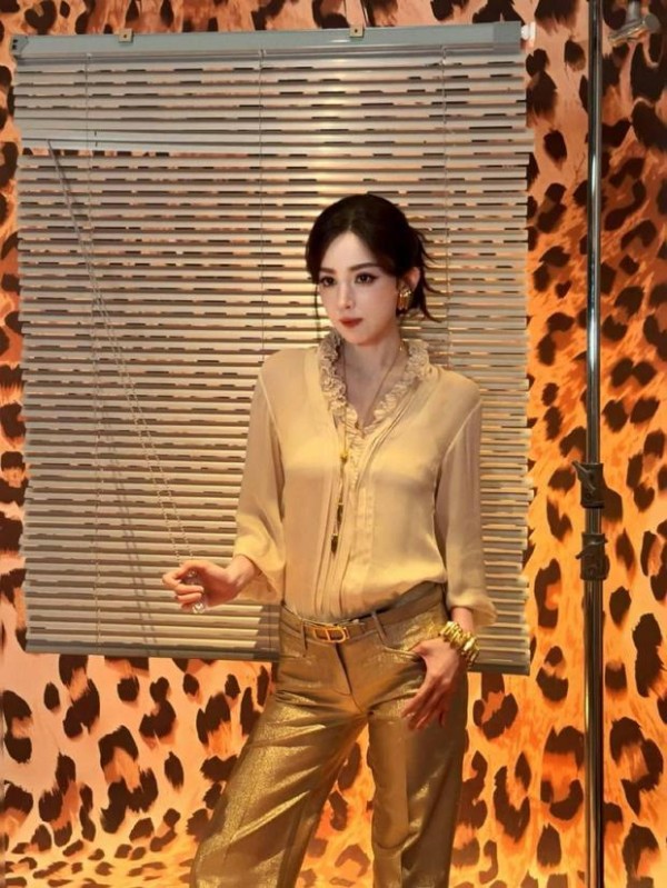 娜扎身材苗条，小蛮腰不盈一握。