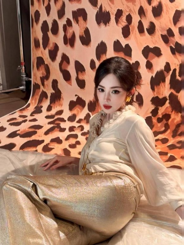 娜扎秀蜜桃臀，身材曲线性感迷人。