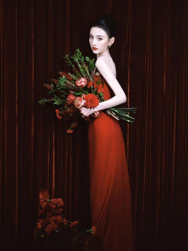 宋祖儿手捧花束回眸。