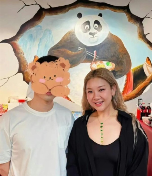 香港知名星二代现身内地，疑复出参加综艺，金发消瘦状态大勇