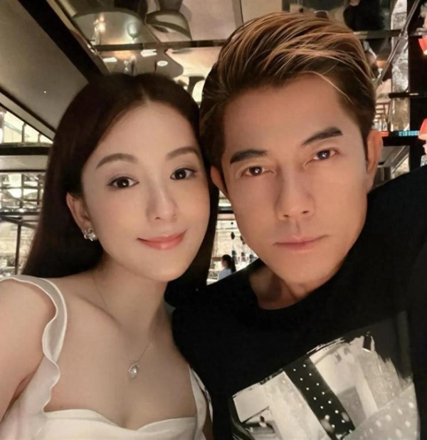 本想秀恩爱，却被群嘲，郭富城换鞋论13年，才知熊黛林说对了