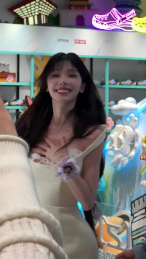 易梦玲是爱豆的话，营业态度完全满分！