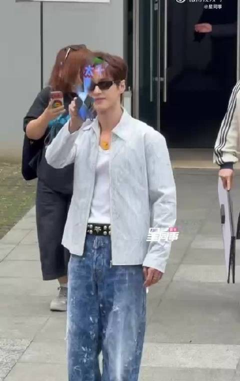 何与现身你好星期六宣传新剧，青春活力引关注