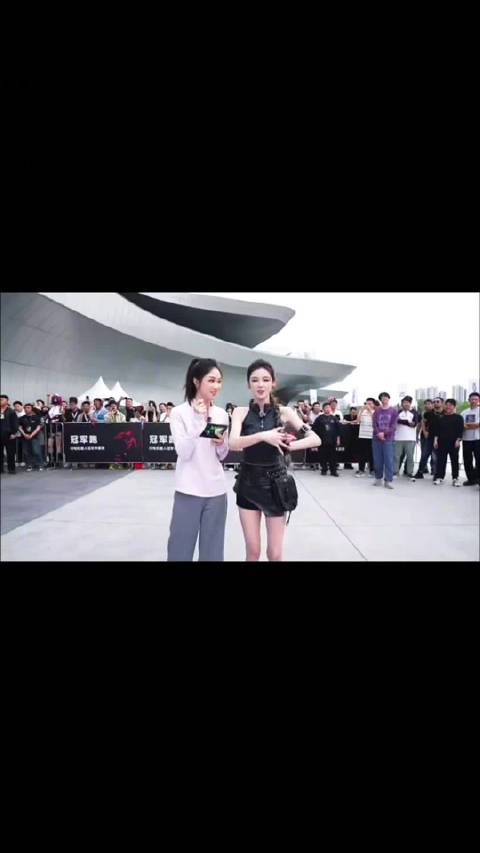 张予曦与荣耀闪电百米赛跑展现拼搏力量