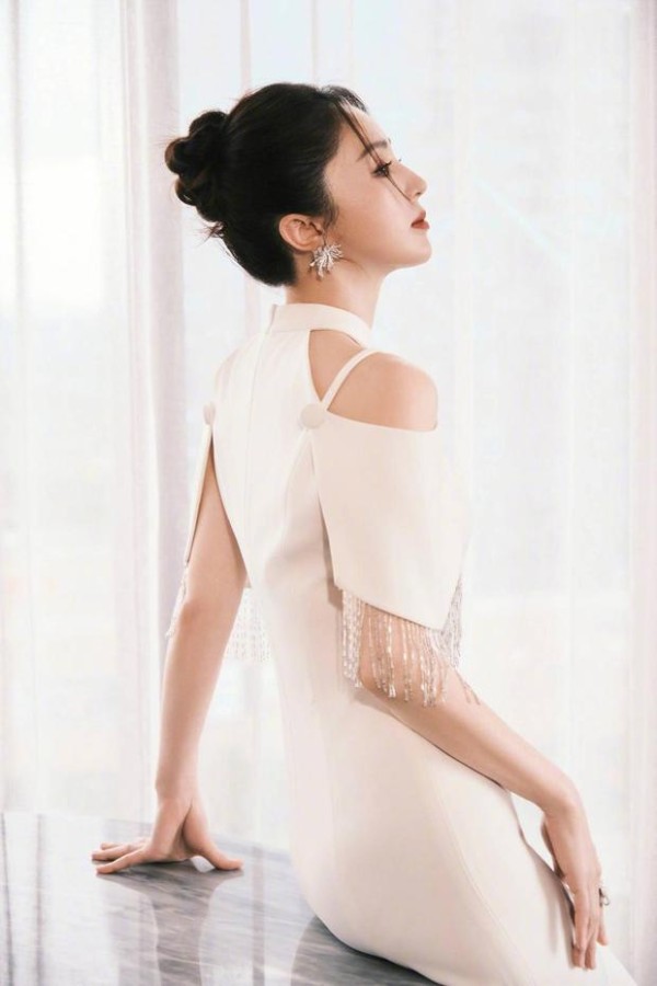 董璇气质优雅迷人。