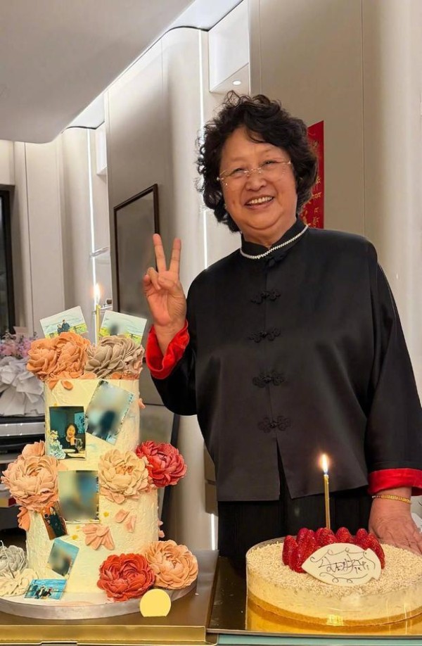 黄晓明妈妈开心比耶，幸福快乐！