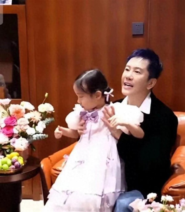 57岁的毛宁和家人的全家福里，幸福感都要溢出来了