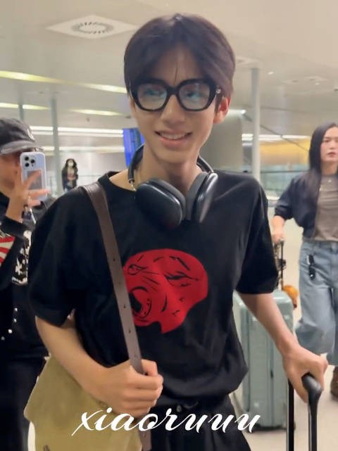 林子烨机场一直笑着和粉丝说话，看起来也没有那么不尊重别人，挺有礼貌的