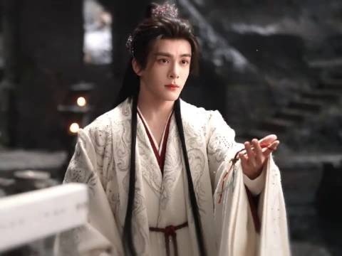 曾舜晞玄衣高马尾亮相，戏里战神戏外谦逊