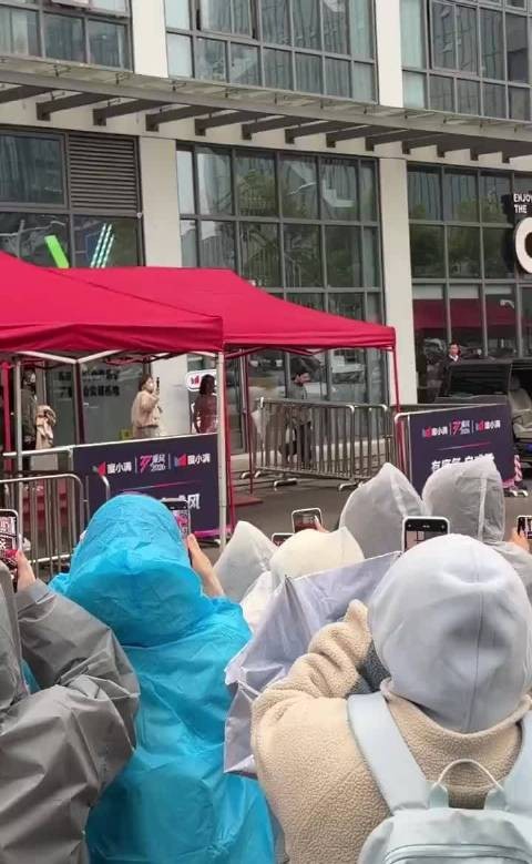 彻底被唐艺昕惊艳拿捏，甜盐双重气质无缝切换，气场攻击性直接拉满