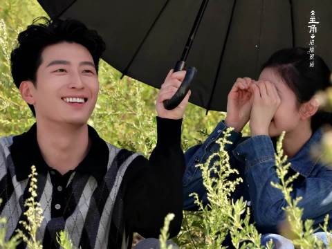 窦骁刘浩存首合作片场撑伞