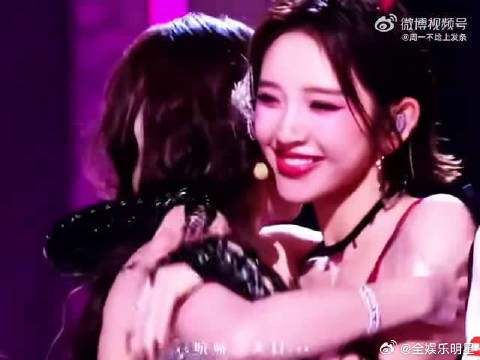 姐姐们也太可爱了吧，随时随地都在亲亲，姐妹氛围感直接拉满