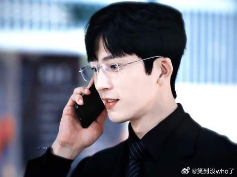 此男一直在暗爽！