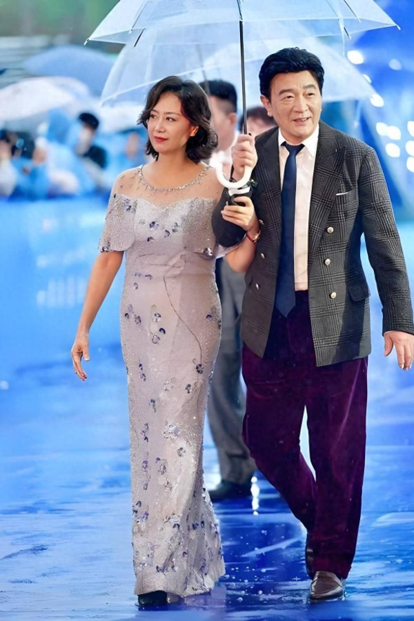 周里京参加北京国际电影节！他老态毕现，有两大人生短板