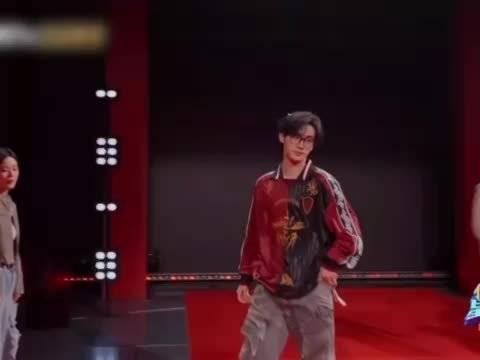 钟汉良丁程鑫五年后再合作舞台，尚雯婕赠礼引期待