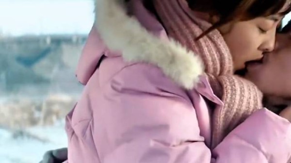 这是真吻戏吗？男的居然伸舌头了