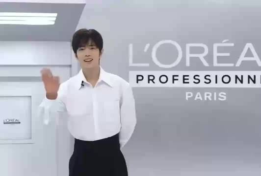 肖战黑白装亮相直播，顺毛造型展少年感