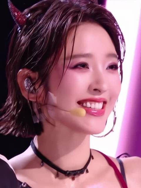 唐艺昕开场唱的这两句像极了我糊弄工作的样子，对这张脸说不出一句重话