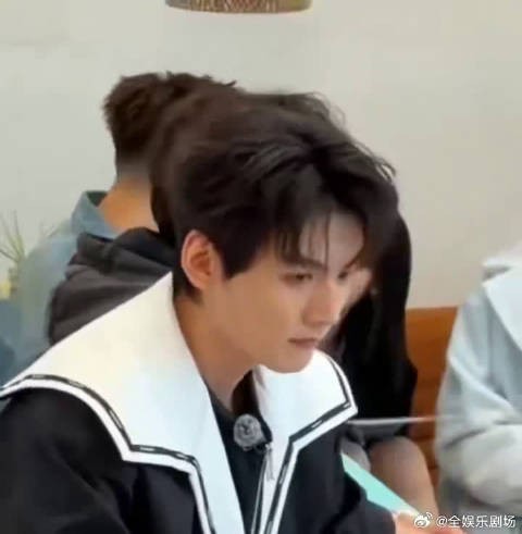 周柯宇被曝曾做收银员，内娱接地气艺人再添一人