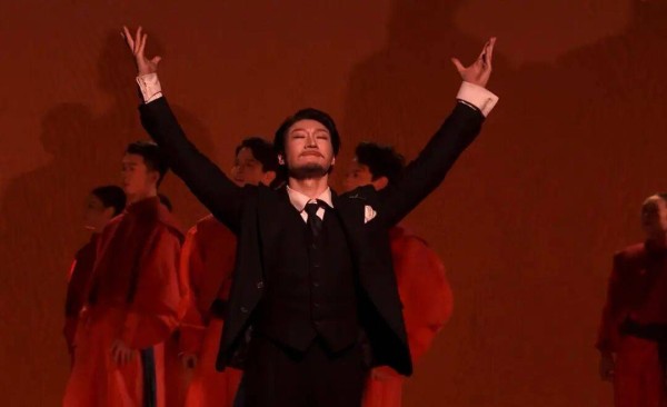 热搜第一！演员脱掉和服才向观众鞠躬致谢，本人回应：撕掉这层皮，做回真正中国人