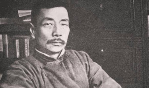 郭沫若用4字骂鲁迅，鲁迅淡定加1字回骂，世人笑称：这才是郭沫若