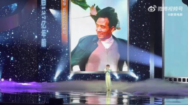 在闭幕式演唱《挽救计划》中文主题曲《修星星的人》，声音清透有力量
