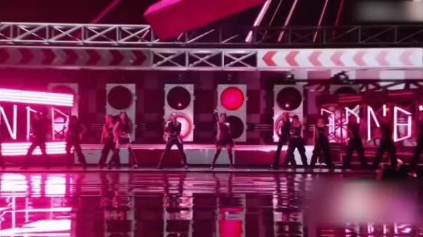 唐艺昕疑偷摸骂人登上热搜，本人直播回应，曝开头忘词烫嘴原因