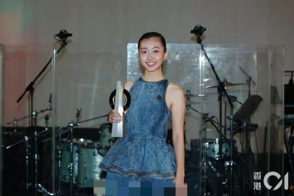 陈康堤黄泽林恋情公开 陈奕迅亲自牵线香港网球一哥 颁奖礼甜蜜认爱