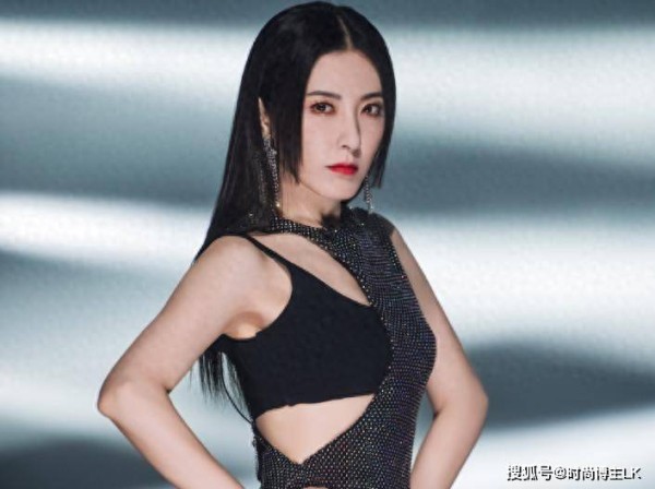 曾黎路透照，穿白衬衫亭亭玉立，太气质了