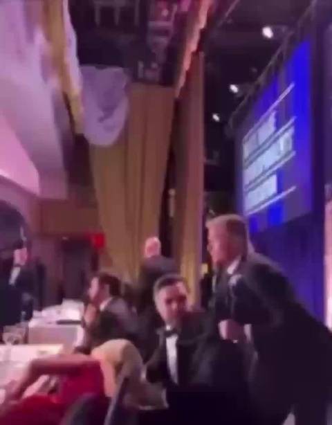 特朗普摔倒撤离滞后，万斯率先脱险引质疑