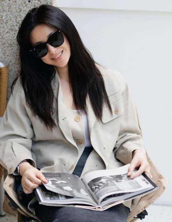 朱珠浅卡其外套搭配墨镜慵懒随性 温柔治愈亲和力满满