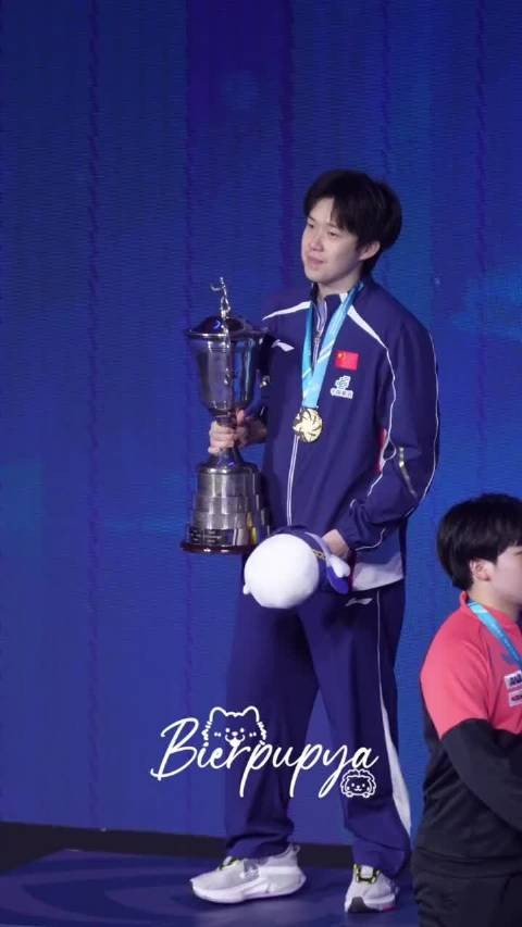 举杯的小表情，有被他的举杯表情爽到 楚钦千万次祝贺你