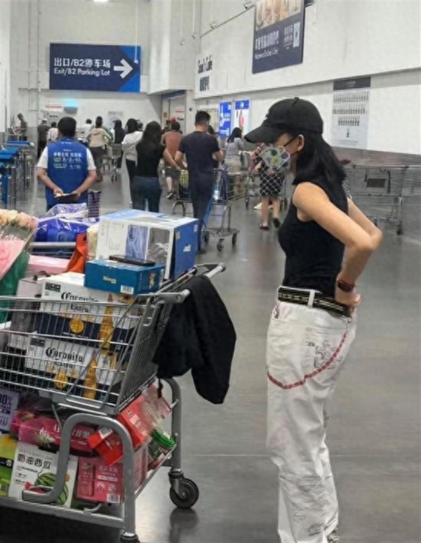 蔡少芬现身珠海山姆会员店购物，她的穿衣打扮好酷，身材又高又瘦