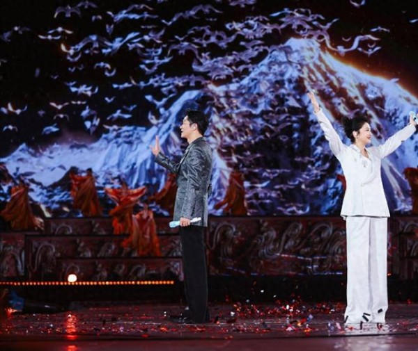 凤凰传奇深圳演唱会进行到第三天，歌手曾毅和玲花表达真实感受