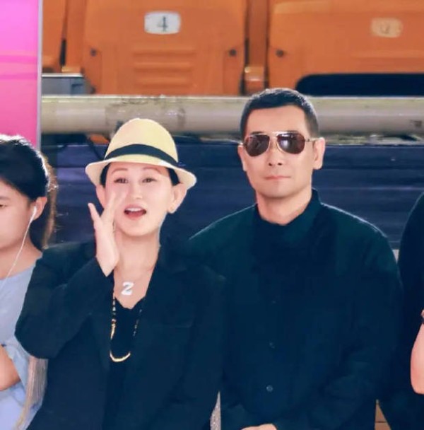 赵文卓和妻子为女儿加油。