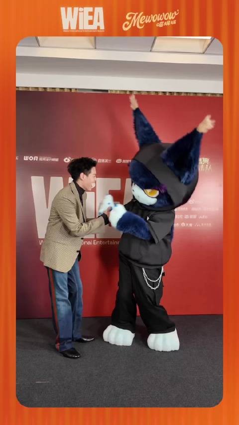 马群耀喵娲娲组合首见面即撞头