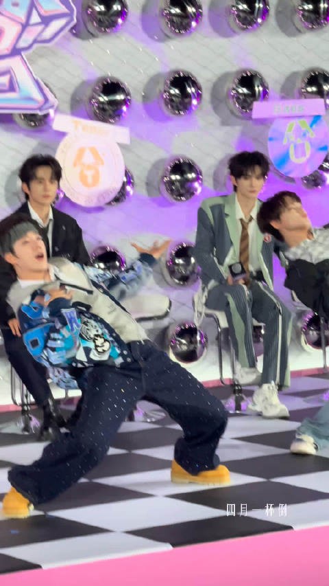 在俺们内娱看到钟辰乐好神奇，好卖力的小乐乐