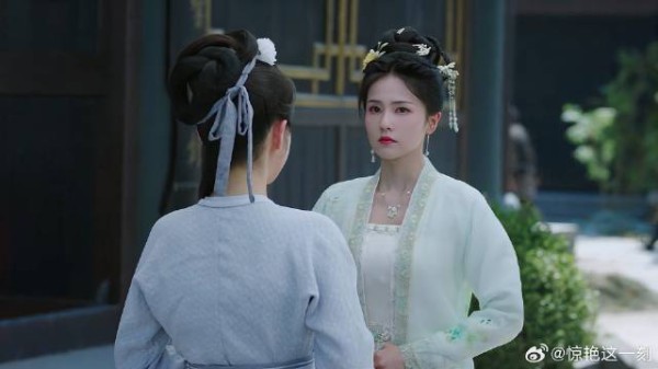 雪宁劝芳吟离开尤家 两人交谈之际，却被有心人看见