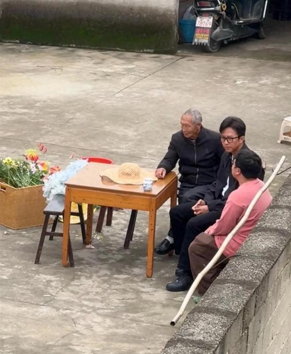邓超景德镇被偶遇，黑外套逛茶园，和村民合影比剪刀手太圈粉！