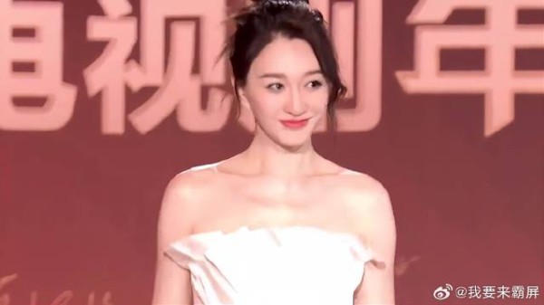 果然真正的美女都是从小美到大啊！李小冉白色仙女裙出席红毯，这颜值太绝了