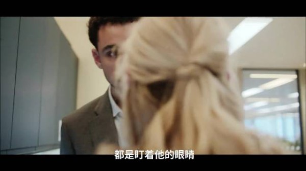 内鬼收五百万藏衣柜，同事被抓，她捡到带血药瓶成关键！